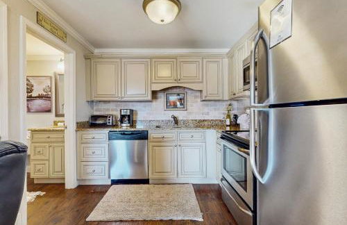 Pool and Riverfront! Couples Retreat in Smoky Mtns - Foto 8