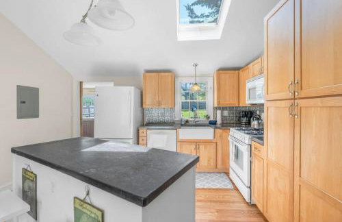 Cottage Oasis by Lake with Kayaks Fire Pit and a Huge Yard - Foto 3