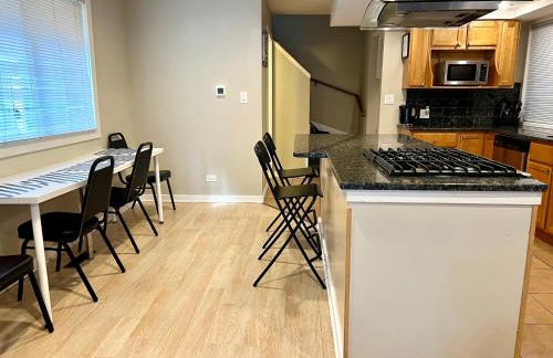 Designer Themed 4 Bedroom in Best Location with Patio and Fireplace - Foto 13