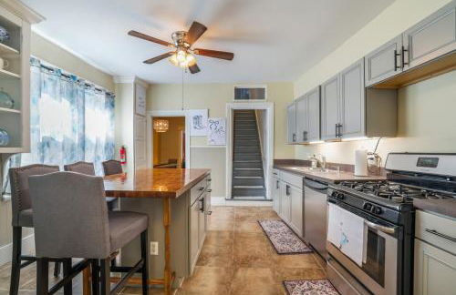 Spacious Broadway Home Downtown Western Modern Charm with parking - Photo 41