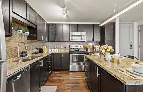 Beautiful Apt in Downtown W/ Pool | Parking - Foto 14