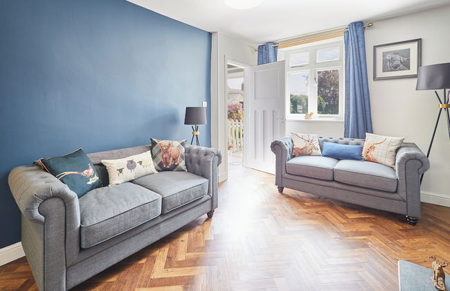 Host Stay Castle View Cottage - Photo 9