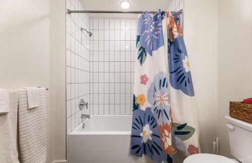 Stylish 2BD Haven with Scenic DTLA Views and Parking - Foto 30