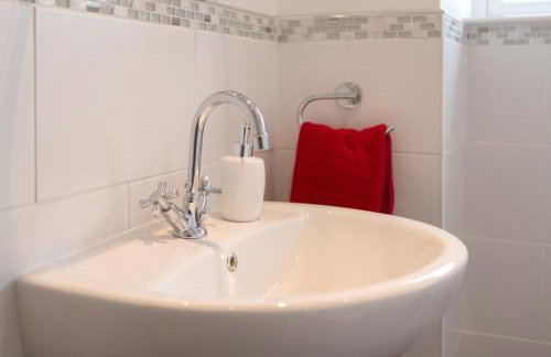 5 Bedroom House with Sea Views - Photo 10