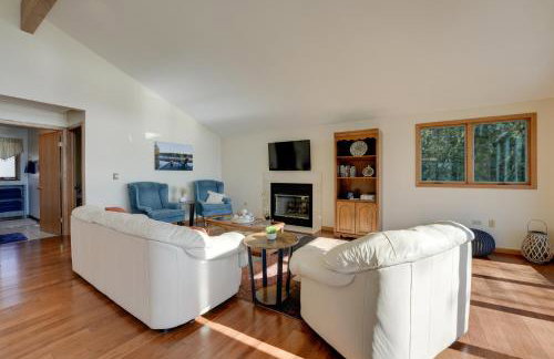 Lakeside Michigan Retreat with Boat Dock and Fireplace - Foto 4