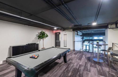 Modern 1BR Apt with Rooftop, Gym, and Parking - Foto 18