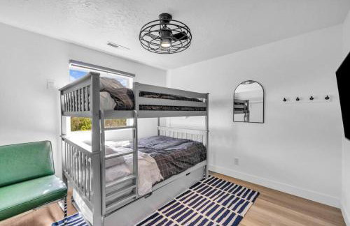 Zion Plush Family Escape HotTub, Games, Sleeps 14 - Photo 9