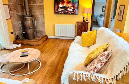 Hot Tub, Lake View, Peaceful Woodland Retreat - Photo 18