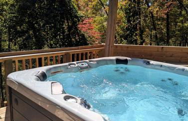 Stunning Mountain Cabin with Hot Tub and Game Room Near Asheville in Old Fort, NC - Foto 39