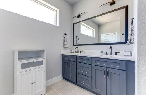 Chic & Spacious 4 Bedroom 3 Full Bathrooms Retreat in West Tampa and Pvt Backyard - Foto 3