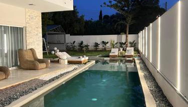 Luxury Villa with Pool, BBQ & Garden in Vouliagmeni - Foto 4, Garden, sunbed, Garden view