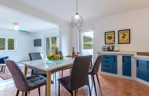 Serene Rural Villa with Pool, Sun Deck, and Children's Play Area - Five Bedroom Villa - Foto 27