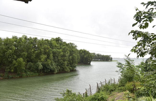 Stunning Views Rooftop Pool Lakefront Home - Photo 8