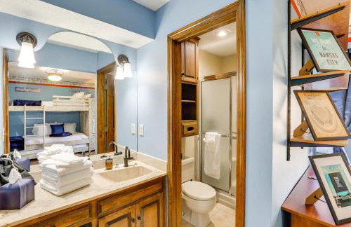 3,000-Sq-Ft Group Getaway with Pool Near Kansas City - Foto 19