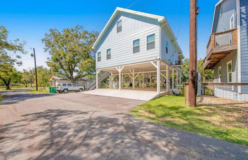 Lakefront Dog-Friendly Home with Kayaks, SUP's, Huge Screened Porch - Photo 3