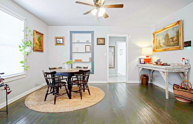 2BR Cozy House Near Plaza District - Photo 9