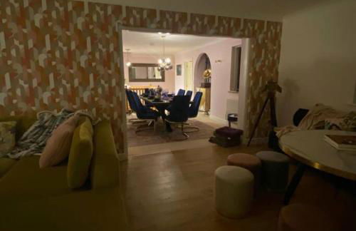 Luxury 4-5 Bed Home with Games Room and Balcony - Foto 7