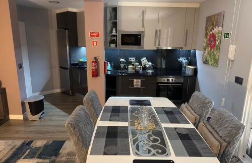 Funchal Apt- Sleeps 2 - Pool & Parking - Madeira - Foto 17