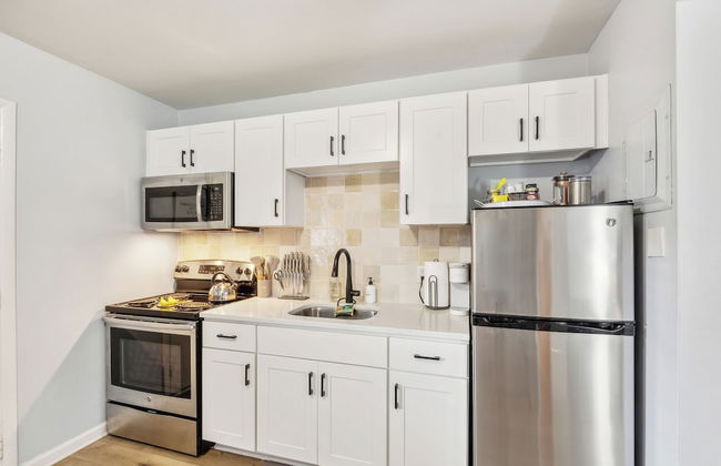 Trendy Studio for 4 w/ Community Pool! - Photo 7