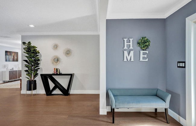 Luxe 4BR Waterfront w Htd Pool 5min to Beach - Foto 10