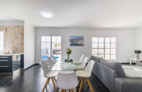 BEAUTIFUL VILLA - 4 bedrooms, heated pool, 2 priv car park places, fibre net, PS5, tv channels - Foto 7