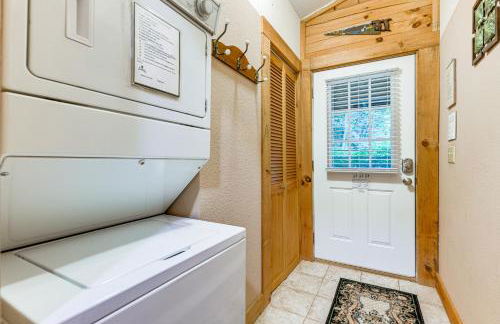 Serene Maggie Valley Retreat with Deck and Hot Tub! - Foto 19