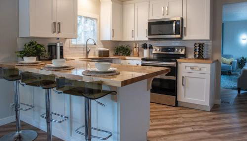 Cozy and Stylishly-Walk To The Beach - Sleeps 5 - Foto 3