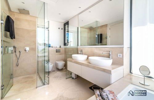 Remarkable 5-BDRM Villa - Heated POOL & GYM - Photo 25