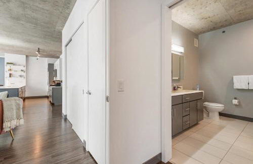 Linea Luxury Living with Indoor Pool and Rooftop Views in The Loop - Photo 30