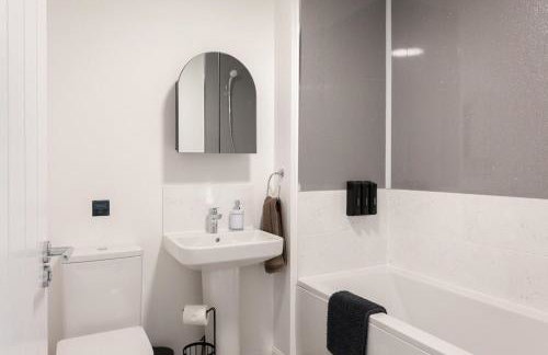 Runcorn Spacious Modern 3 bedroom House, 4 beds, On site Parking, Long stay deals - Foto 40