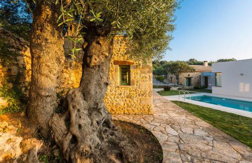 Nature Retreat Green Oasis Villa with Private Pool & Rooftop Hot Tub - Foto 14