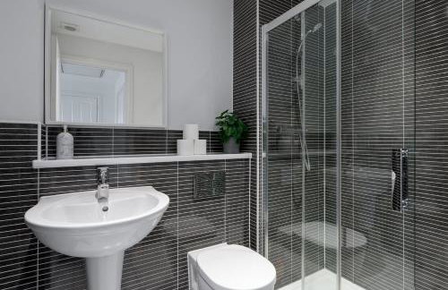 4 Bedroom House By Humming Nest Short Lets & Serviced Accommodation Milton Keynes With Free WiFi & Parking - Foto 23
