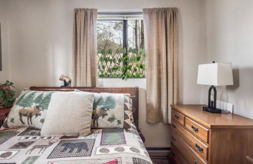 Zen Vibe w Fireplace Grill Deck & Screened Porch - Foto 27