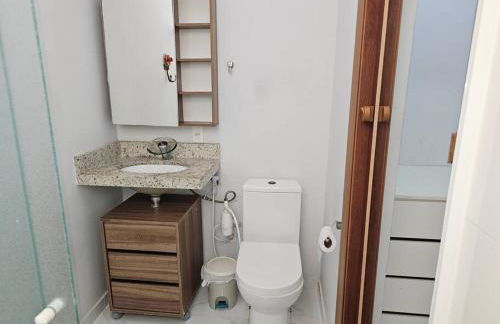 Belíssima Casa a Beira Mar com Piscina Aquecida Cobrado a Parte, 5 Quartos com Ar Condicionado, Amplo Salão de Jogos com Mesas de Bilhar e Pebolim, Amplo Espaço Externo com Churrasqueira em Deck Gourmet Coberto frente a Piscina,Tudo isso á Beira Mar - Photo 50