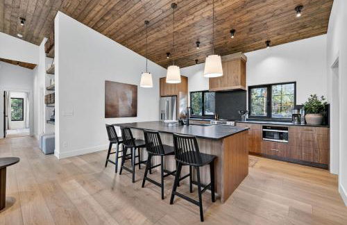 The Luxe House | Upscale Cabin w/ Hot Tub & Fire Pit! - Foto 50