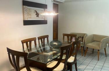 Apto com localização privilegiada e piscina - Charmoso e completo - Foto 19