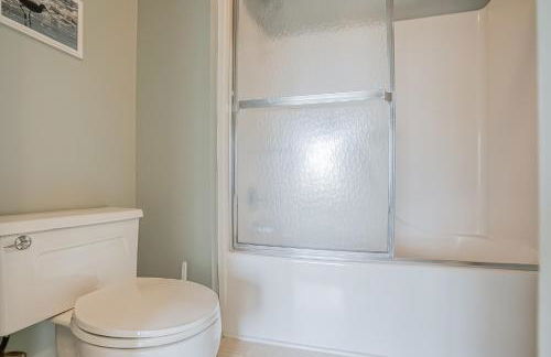 NEW LISTING! Two Bedrooms in A Building with Marsh and Ocean Views - Foto 29