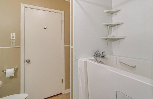 Lakefront Gem with Boat Dock and Fishing Pier in Many - Foto 13