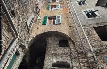 Iconic Italian Townhouse w Rooftop Terrace & Mountain View, Pigna - Foto 23