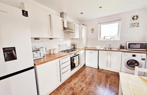 Modern 5 Bedroom Townhouse with Free Parking - Foto 57