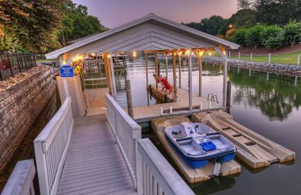 Lakefront Home w Pool, Dock, Fire Pit & Game Room Sip, Sip Away by Avantstay - Foto 16