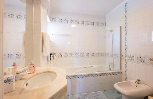 Villa Manuelina - Villa luxuosa com piscina aquecida by DolceStay - Foto 27