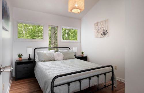 Renovated cabin w hot tub & deck - Foto 20