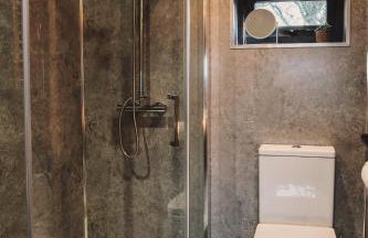 Luxury Glamping Cabin with Outdoor Bath on Cornish Meadow - Photo 11