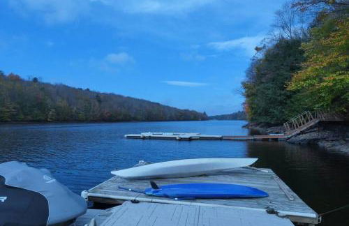 Modern Chalet with Hot Tub and Lake Access - Foto 17