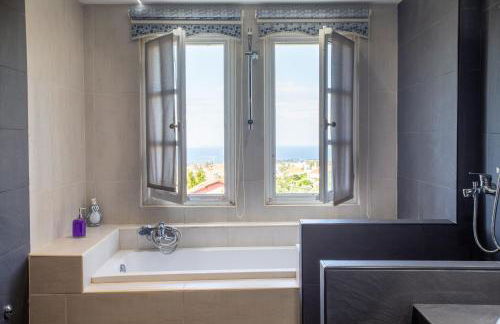 Τraditional fully detached villa on a luxurious hillock of Thessaloniki with its own garden also for family & wedding gatherings for 10 to 25 people only 15 minutes from airport - Foto 80