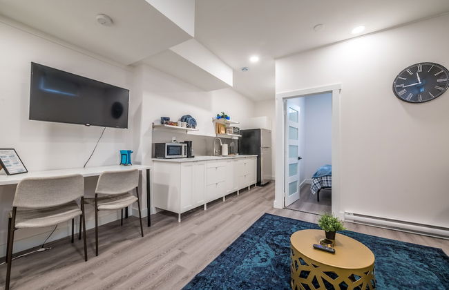 Spacious Newly Renovated 1 Bedroom Suite - Photo 11