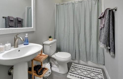 Modern Townhome Near Downtown walk to CWS! - Foto 27