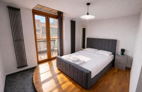 Central Apt With Balcony - Walk to Bars & Stations - Foto 11