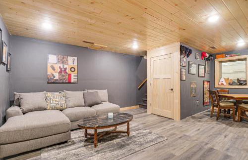 Northwoods Escape Lakeside Retreat with Deck - Foto 14